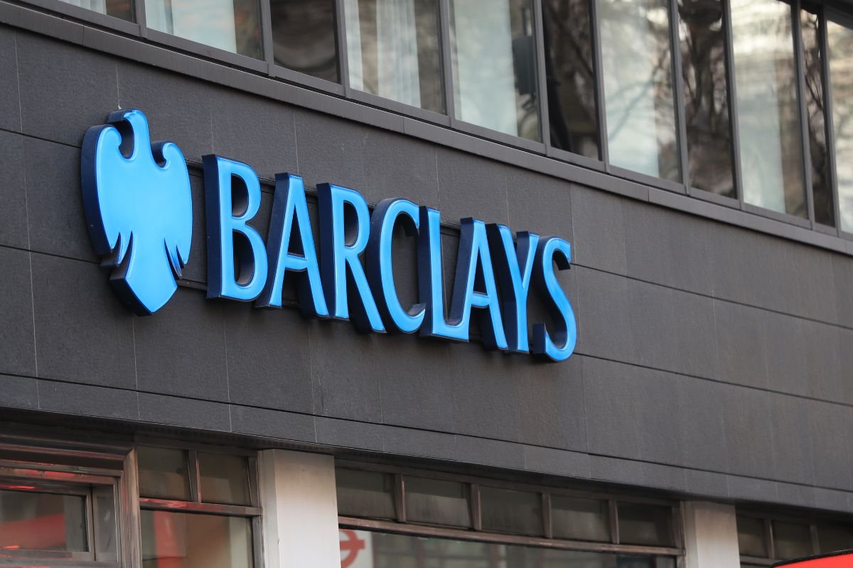 Barclays issues apology after problems with payment systems and banking app