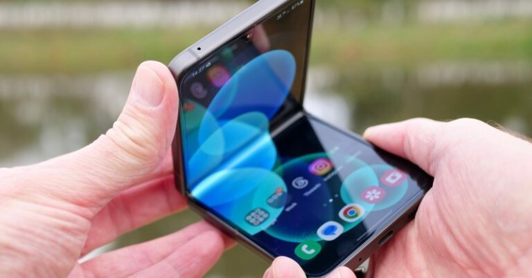 Galaxy Z Flip 5 Enables Cover Screen App Use with Settings Tweaks