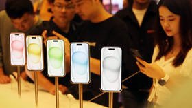 Apple removes popular messaging apps in China