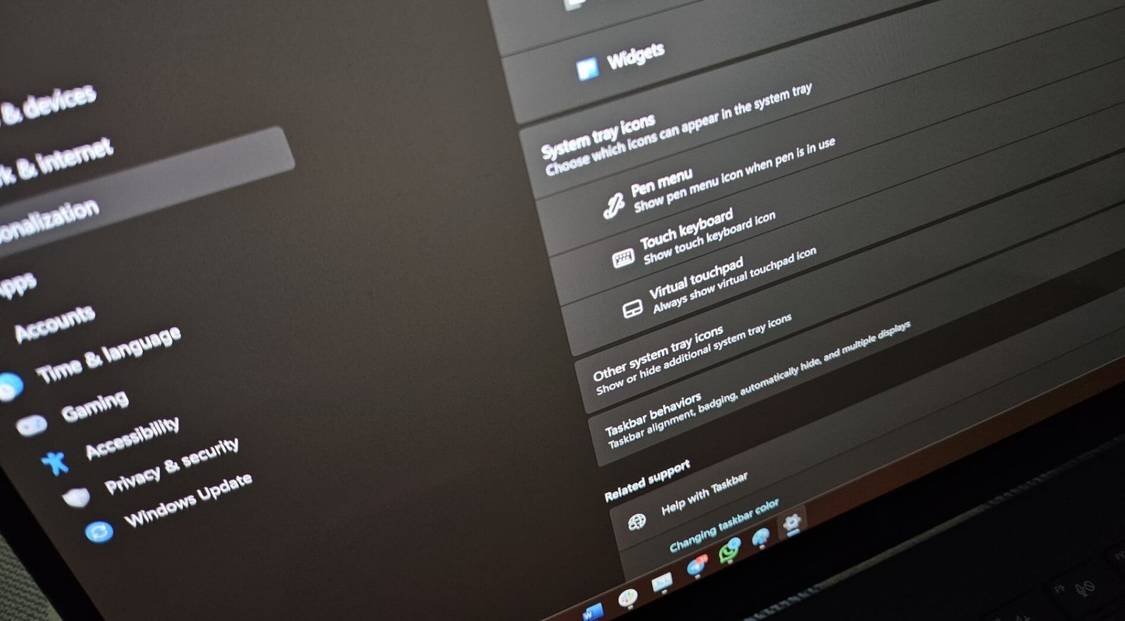 Windows 11 24H2 adds a toggle to turn off Notifications bell on the taskbar