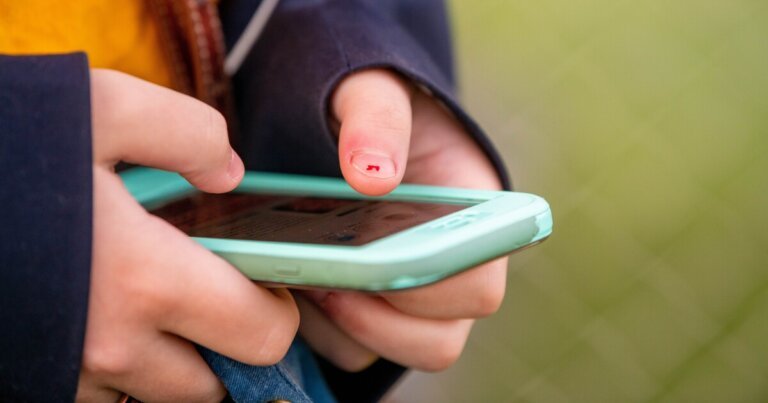 Anonymous messaging app allegedly sent 'fake' messages, exposed kids to 'cyberbullying'