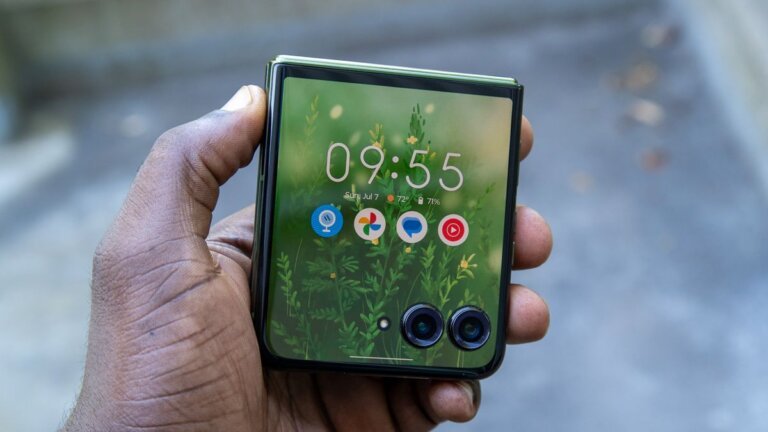 How to set up and use apps on the Motorola Razr cover screen