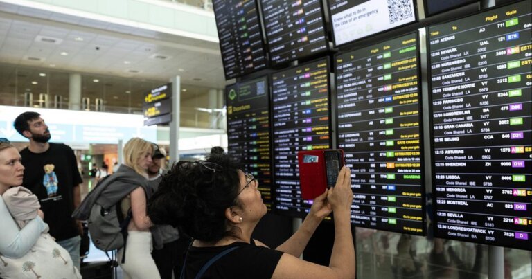 Worldwide tech outages impacting airlines, businesses running Microsoft software