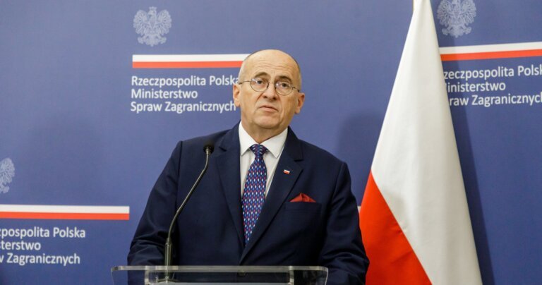 Former Polish government oversaw "unlawful, corruption-prone" visa system, finds state auditor
