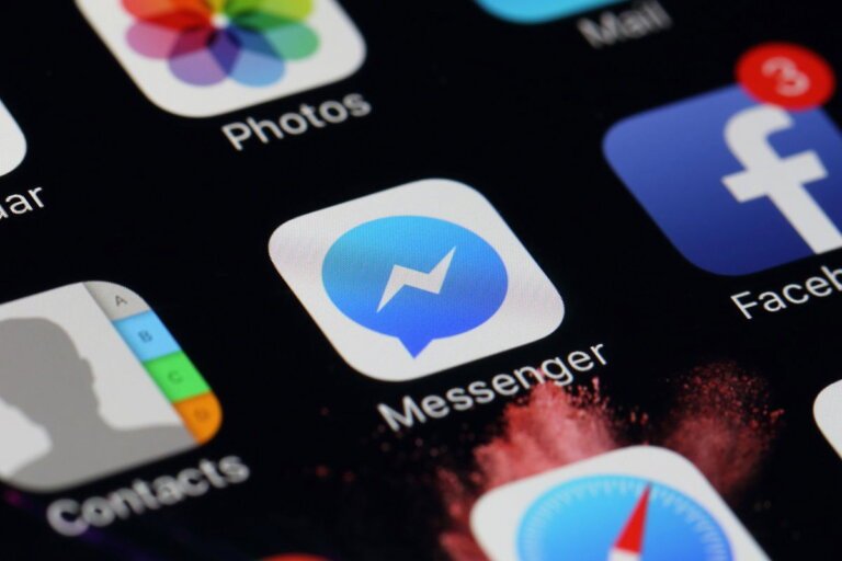 Messenger reverts to dark blue