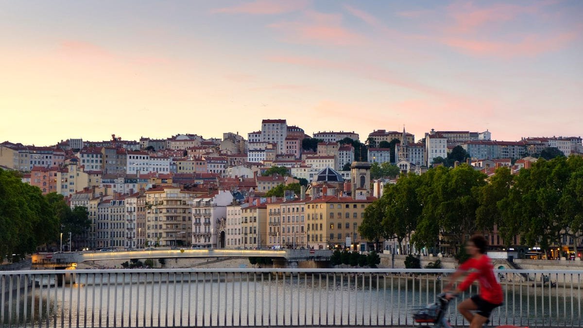This city is dumping Microsoft Office and Windows for OnlyOffice and Linux