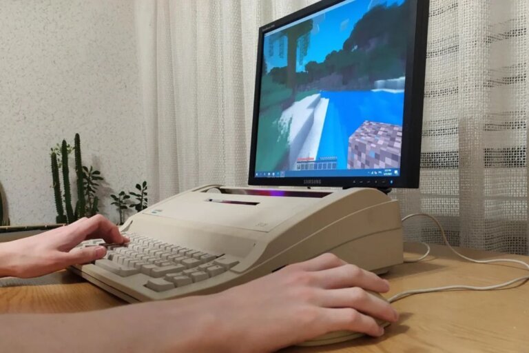 While tinkering with an old typewriter, this gamer managed to build a real gaming PC capable of running Minecraft.