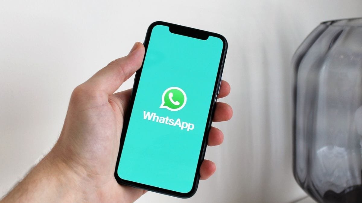 WhatsApp Might Soon Introduce a Dedicated Night Mode in Camera Interface