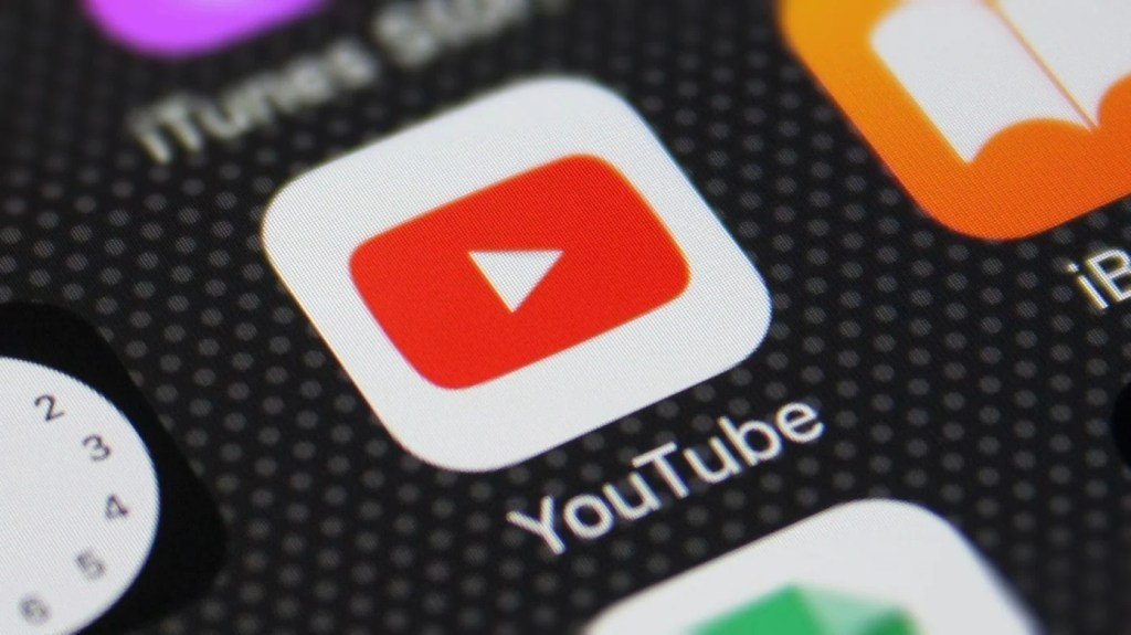 YouTube tests an in-app private messaging feature again