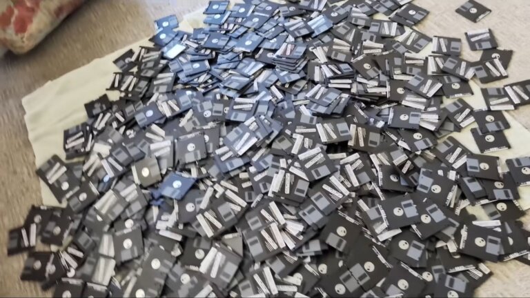 Running Factorio from over 1,000 floppy disks is a masochistically manual process that surely sets a new record for game load times