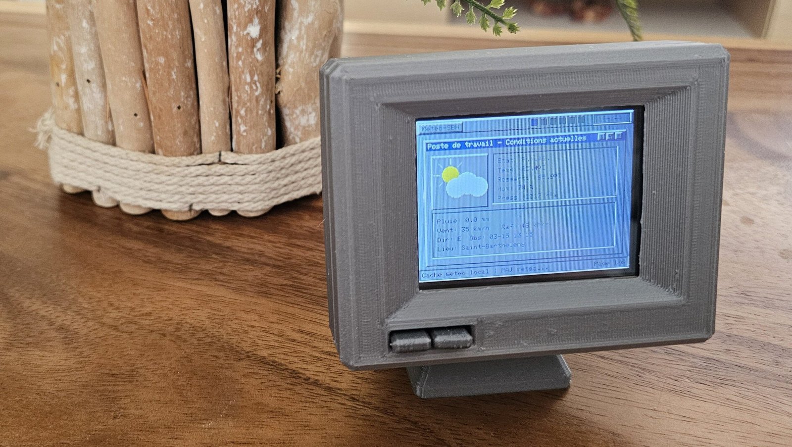 Retro Weather Display Acts Like It’s Windows 95