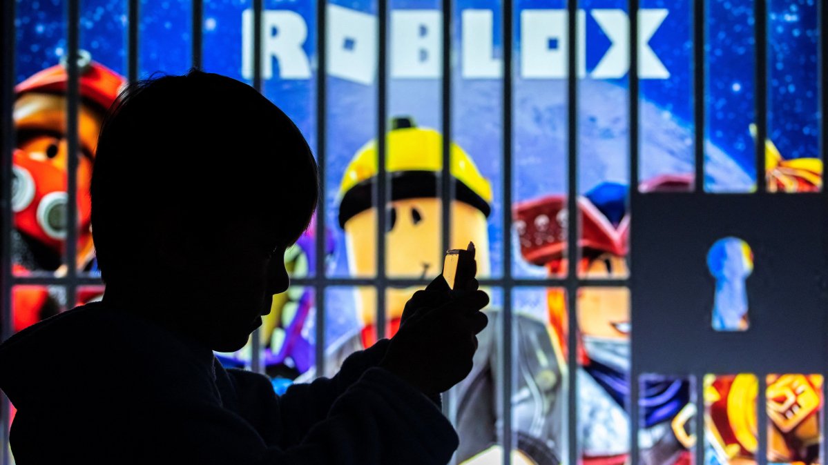 Australia probes Roblox and Minecraft over child safety