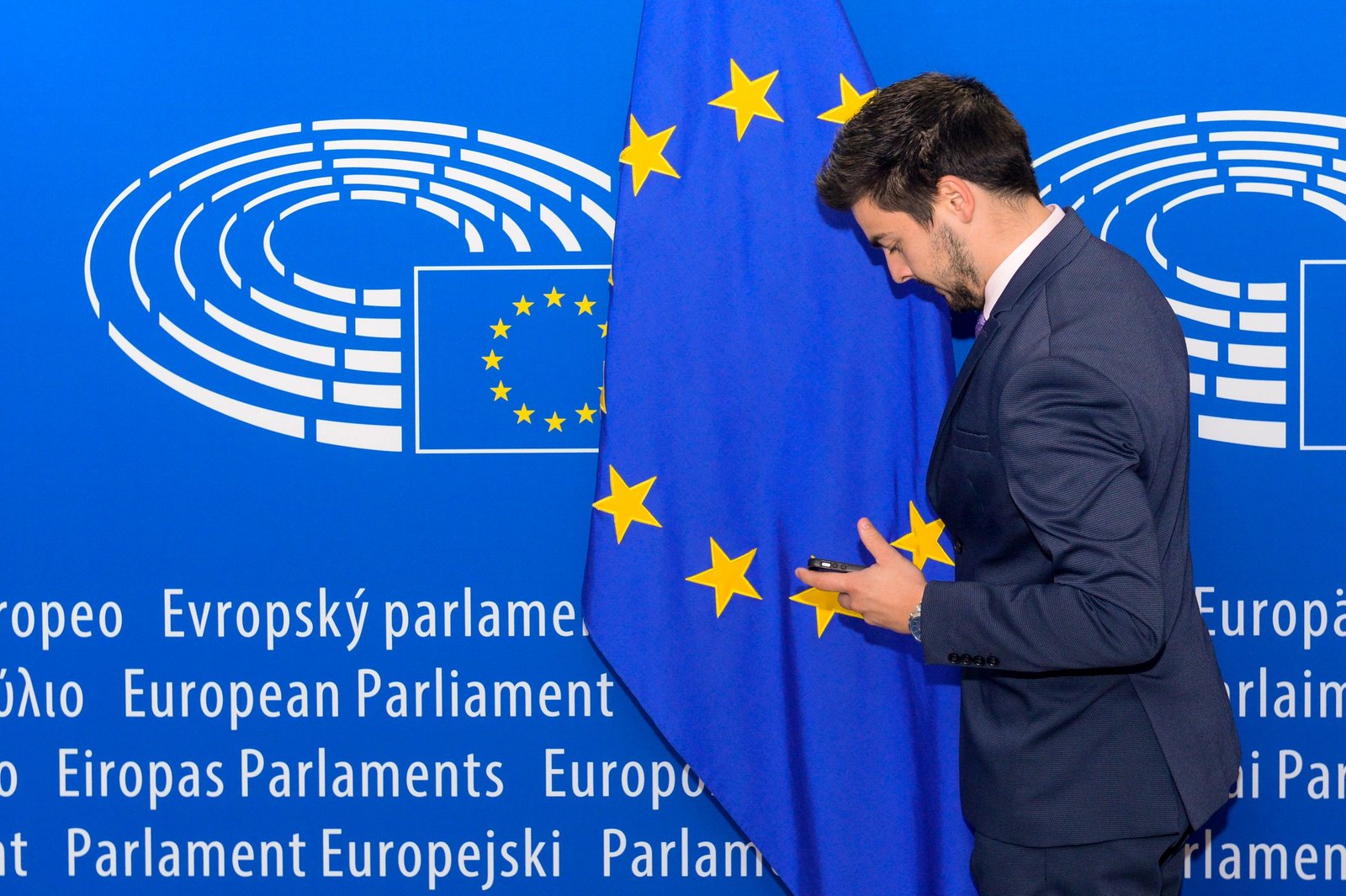 RIP Signal: Russians kill trust in many EU diplomats’ beloved messaging app