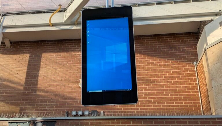 Bus station display takes the Windows 10 road to nowhere