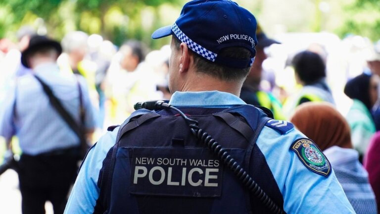 Hacker tracks Australian police using Android app