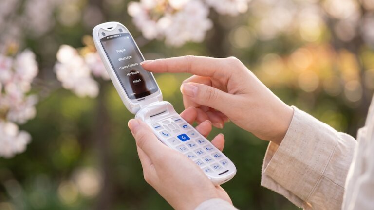 Commodore Callback 8020 Retro Flip Phone Runs Android Apps