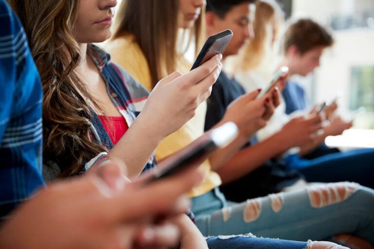 Teen safety updates coming to Facebook, Instagram, Messenger