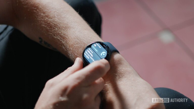 The Samsung Browser app on Wear OS now lets you download images and GIFs