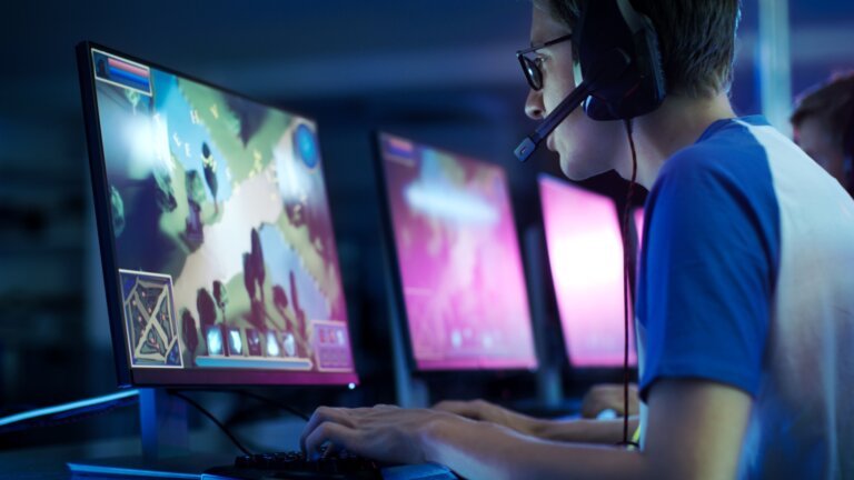 Dad Says His 9-Year-Old Put Him $118K in Debt Playing Minecraft & Now People Are Calling Out the Story