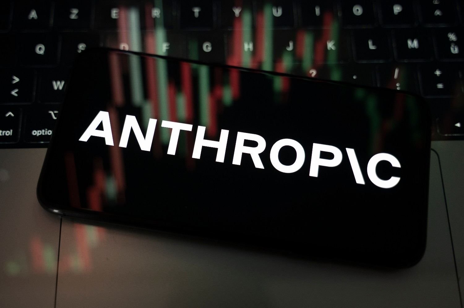 Sony и Warner подают в суд на Anthropic из‑за обучения Claude на пиратских песенниках