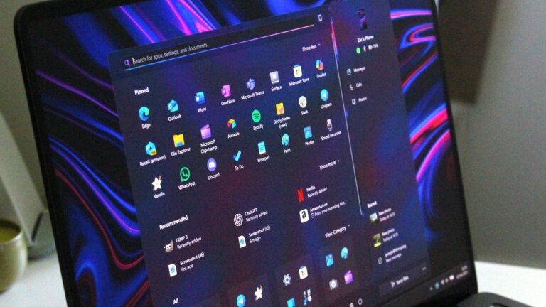 Windows 11 is finally testing automatic theme switching, a basic feature that's required a third-party app for years