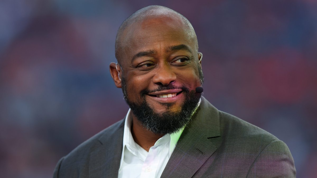 NBC's Mike Tomlin shows off his ‘Minecraft' city with viral first episode